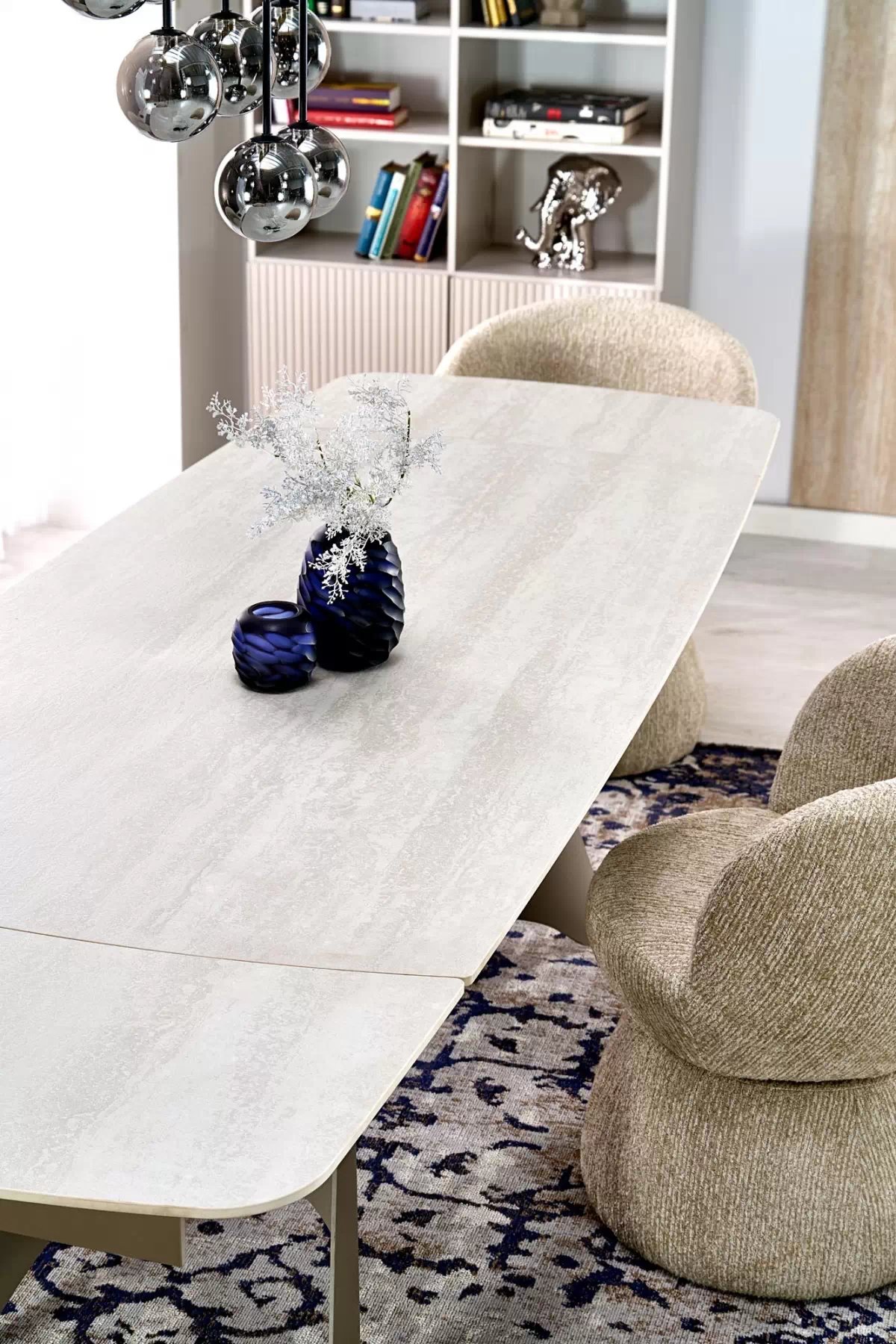 Rozkladací stôl Tavero a 4 otočné stoličky Iverto - travertín / kašmír / béžová Komplet Stôl rozkladany Tavero traweryn / kašmír + 4 Stoličky otočna Iverto bezowe