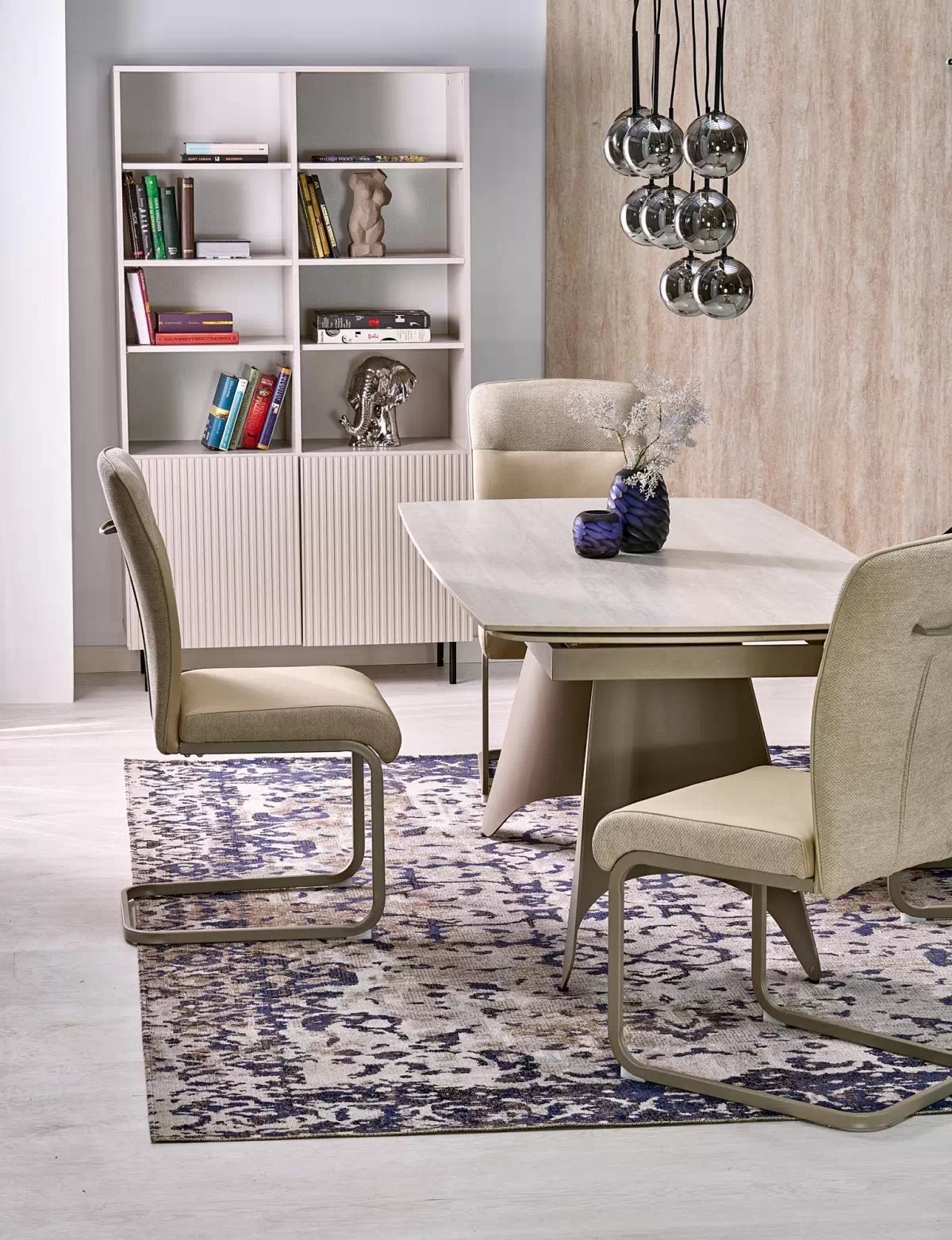 Rozkladací stôl Tavero a 4 stoličky Tillo - travertín / kašmír / béžová / kašmír Komplet Stôl Tavero rozkladany z 4 krzeslami tapicerowanymi Tillo - Travertín / kašmír / Béžová / kašmír