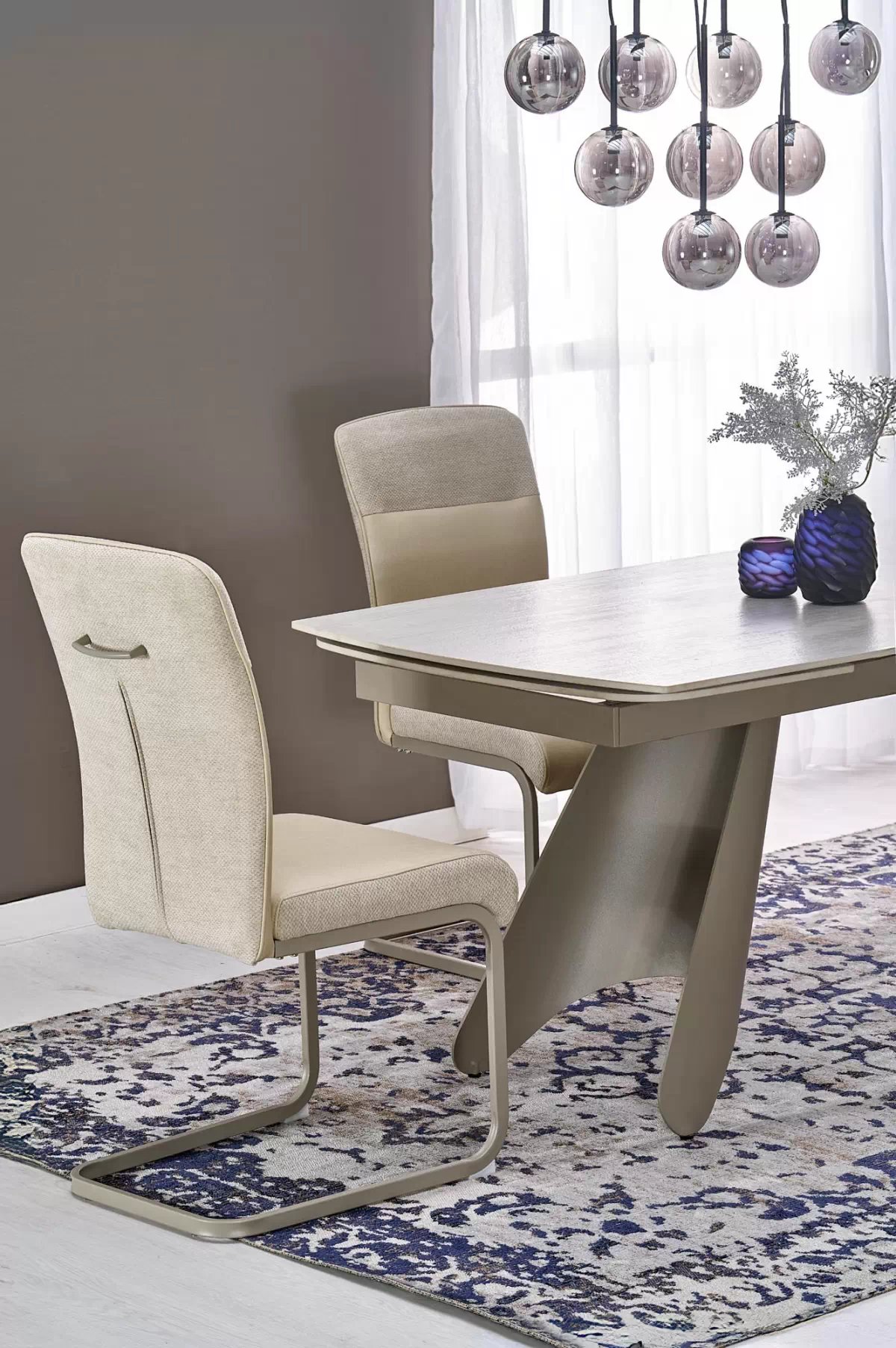 Rozkladací stôl Tavero a 4 stoličky Tillo - travertín / kašmír / béžová / kašmír Komplet Stôl Tavero rozkladany z 4 krzeslami tapicerowanymi Tillo - Travertín / kašmír / Béžová / kašmír