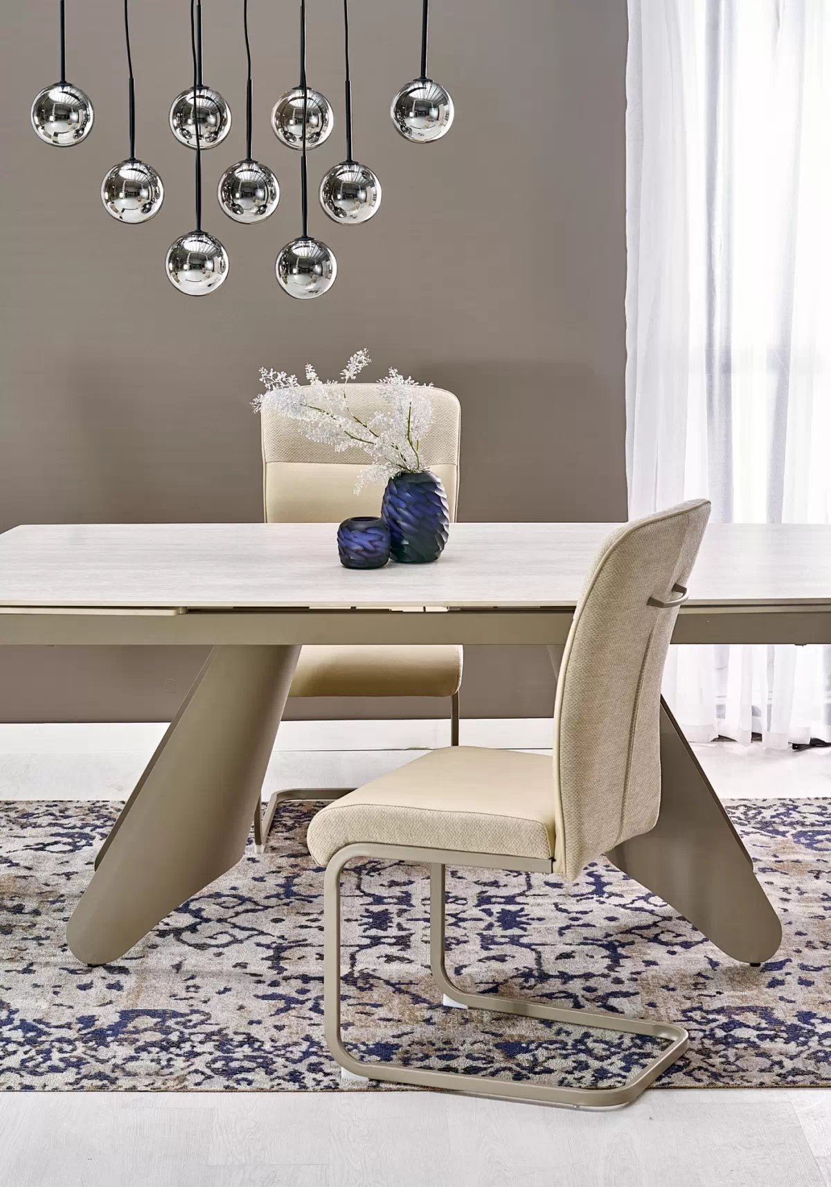 Rozkladací stôl Tavero a 4 stoličky Tillo - travertín / kašmír / béžová / kašmír Komplet Stôl Tavero rozkladany z 4 krzeslami tapicerowanymi Tillo - Travertín / kašmír / Béžová / kašmír